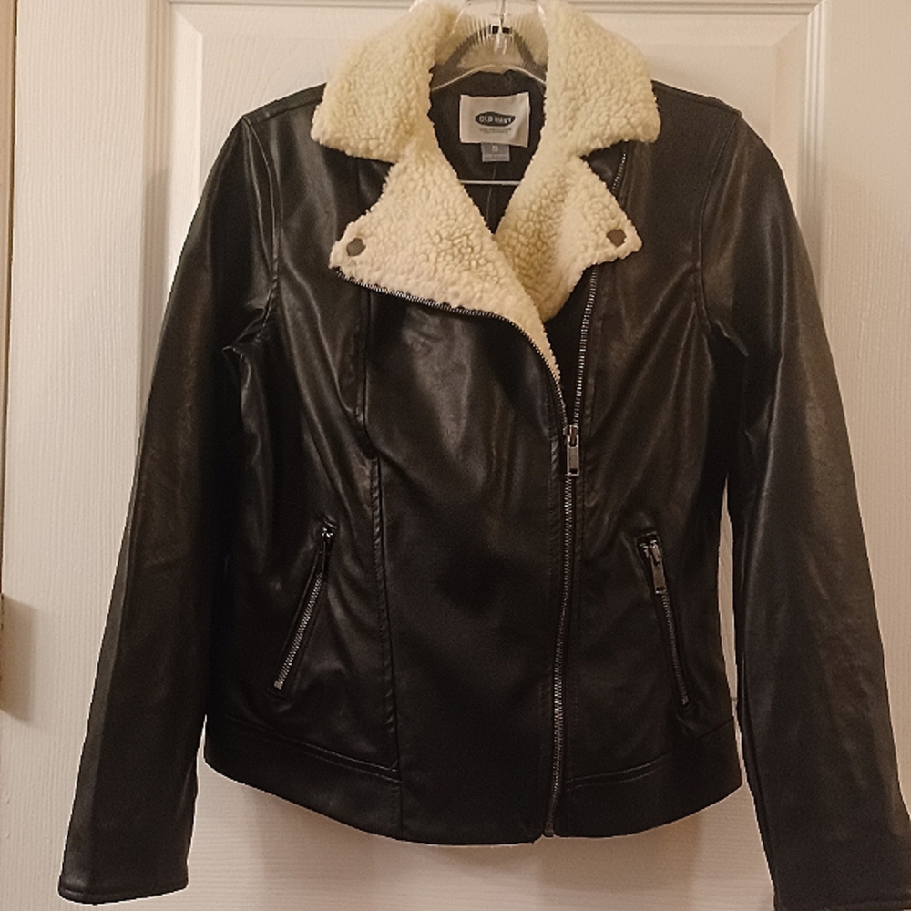 Old Navy ladies Faux leather jacket. Jacket is new, never been worn with tag